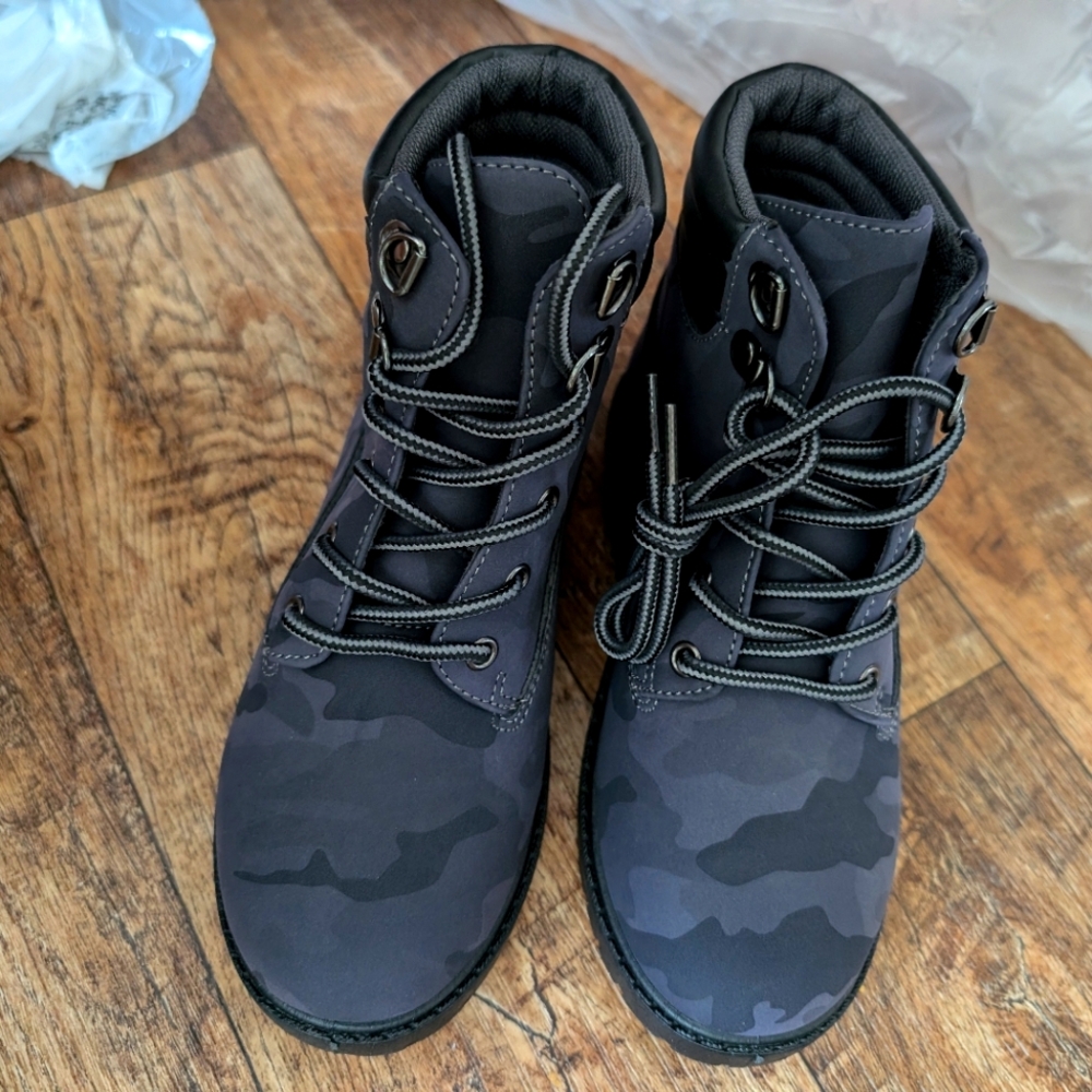Fabkids camo boot size 1 NWT